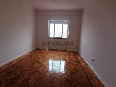 Apartamento T2 para arrendamento na Rua Dom Domingos Jardo