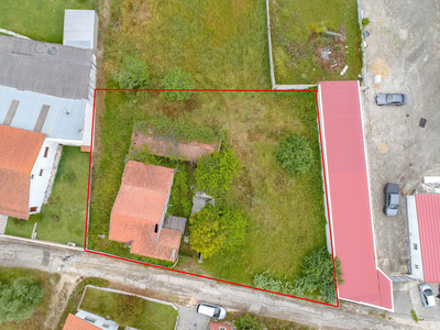 Prédio misto: Moradia T2 - R/chão para reconstruir e terreno para construção de moradia na Maceira (Leiria)