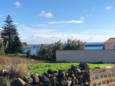 Terreno rústico com vista mar a poucos metros da praia e do centro da Cidade da Praia da Vitória - Ilha Terceira-Açores