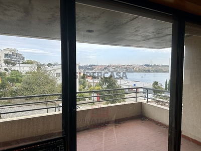 Apartamento T0 para arrendamento em Aldoar, Foz do Douro e Nevogilde