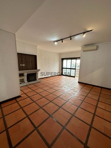 Apartamento T3 para arrendamento na Rua de Oliveira Monteiro
