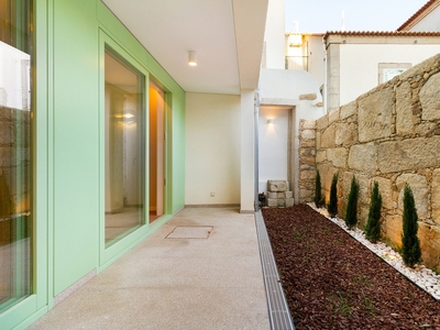 Apartamento com pátio, para venda, na Foz Velha, Porto