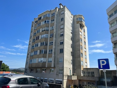 Apartamento T3 com estacionamento e arrumos no centro de São João da Madeira