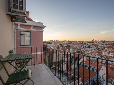 Edificio de gaveto na Costa do Castelo São Jorge totalmente remodelado com vista sobre a cidade de Lisboa