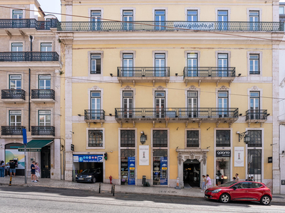 Exclusivo escritório no prestigiado centro de comércio e teatro de Lisboa, o bairro Chiado. Esta é uma oportunidade única para adquirir um espaço comercial em uma das áreas mais encantadoras e culturalmente ricas da capital portuguesa.