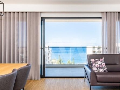 Moderno e Luxuoso Apartamento, Vista Mar, no Último Piso do Edifício São Lucas, possui um Grande Terraço com Vista Panorâmica, Estrada Monumental, Funchal.