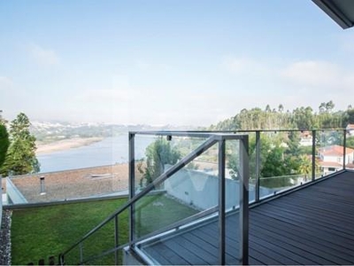 Moradia de luxo com vistas panorâmicas para o Rio Douro com jardim e terraços
