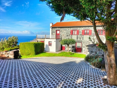 Moradia em zona privilegiada com vista para a ilha do Pico - situada em Santo Amaro, Velas - São Jorge - Açores