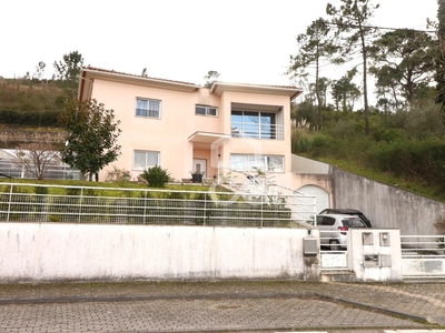 Moradia Isolada com 5 quartos, terraço, jardim e churrasqueira em Coimbra.