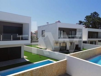 Moradia T4 nova pronta a habitar com mezanine, piscina e garagem em excelente localização na Charneca de Caparica, Almada