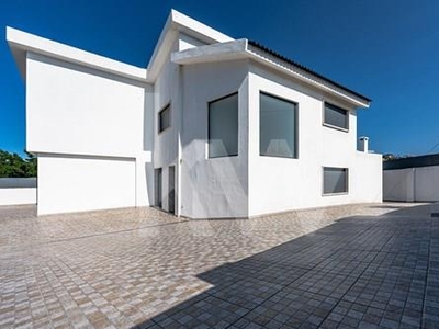 Moradia T5+3 de arquitetura contemporânea renovada num Lote de 650 m2 em Tires - Cascais