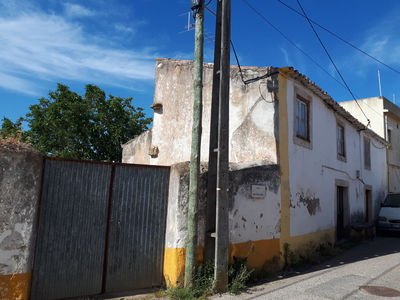 Oportunidade - Terreno a 3 Km de Torres Vedras, com 2 Moradias em estado de Ruína e independentes, para reconstrução total.