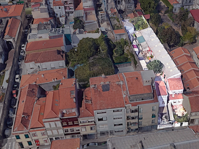 Típico complexo habitacional (Ilha), composta por 11 casas e 1 terreno, junto ao Hospital de Santa Maria - Porto