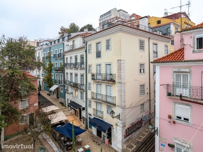 Apartamento T2 para obras totais na Bica, Lisboa
