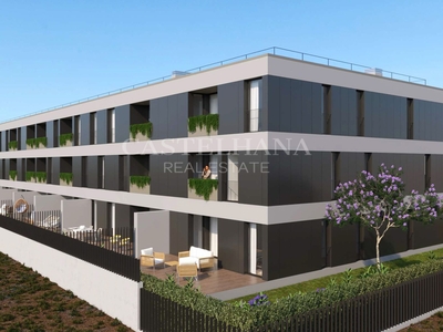 Apartamento T2 com varanda e jardim em novo empreendimento em São Mamede