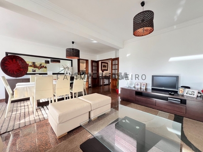 Apartamento T3 à venda na Rua Prof. Fernando da Fonseca