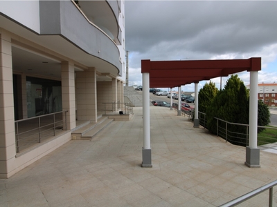 Loja comercial c/ 119m2 e garagem em zona nobre de Vila Franca de Xira