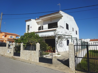 Moradia T4 Duplex à venda na Rua das Fontaínhas