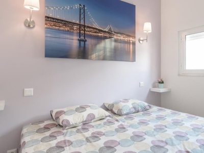 Aluga-se quarto em apartamento T2 em Campolide, Lisboa
