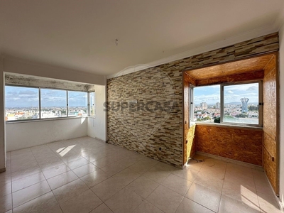 Apartamento T3 à venda em Santo António da Charneca