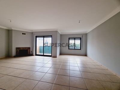 Apartamento T3 para arrendamento na Rua Gonçalves Zarco