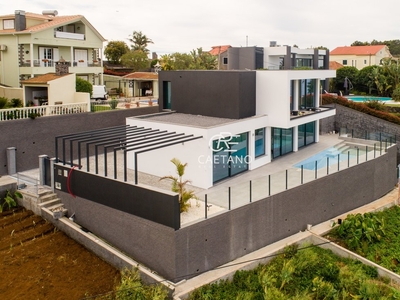 Excellent House With Contemporary Architecture For Sale In Calheta With Two Floors And Typology T3.