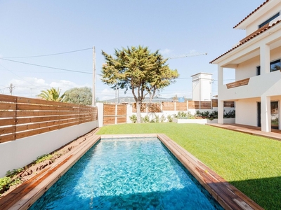 Fully Renovated Independent House Located In Murches, Cascais