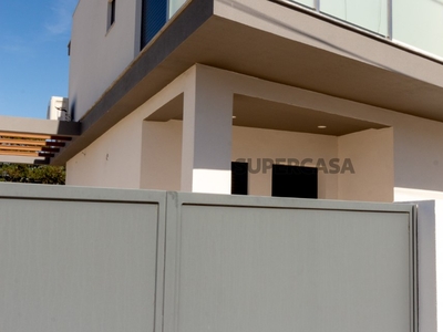 Moradia T4 Duplex à venda na Avenida Quinta das Laranjeiras