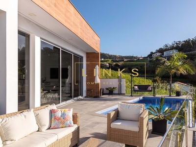 Prestigious Residence: Modern Villa With Infinity Pool