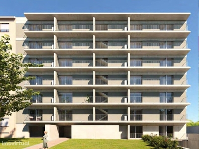 Apartamento T2 com varanda e 2 lugares de garagem, no Porto.