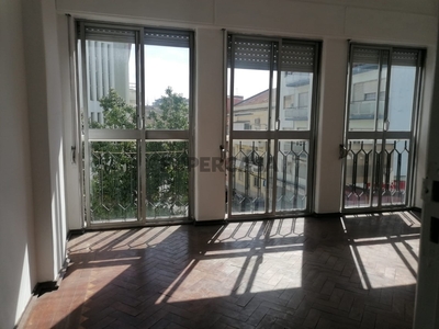 Apartamento T1 à venda na Rua Bernardo Francisco da Costa