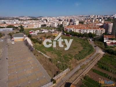 Terreno urbano com 2.094m2 em Odivelas, junto com os terrenos ao lado perfaz uma área de 15.699m2