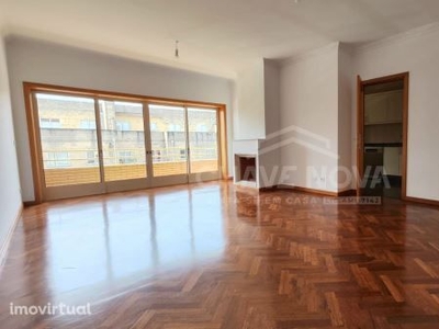 Apartamento T4 para remodelar a 50m da Av. Liberdade.