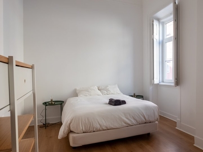Quarto espaçoso para alugar em apartamento de 4 quartos em Campolide
