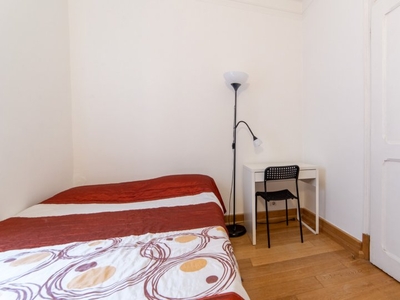Quarto mobiliado para alugar em apartamento de 6 quartos em Arroios