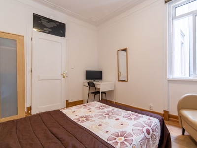 Quarto moderno para alugar em apartamento de 6 quartos em Arroios