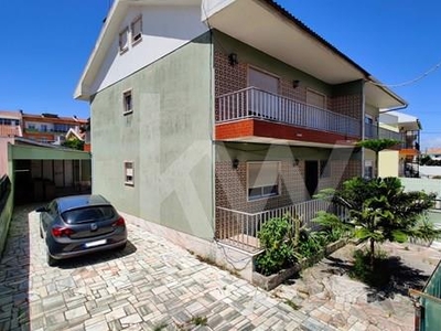 Moradia geminada de 3 pisos em Mem Martins | Sintra