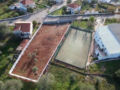 Terreno urbano para construção de 3 moradias em banda, em Benafim , no concelho de Loulé.
