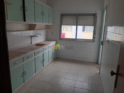 Apartamento T2, marquise e varanda – 3 Andar – S. André - Barreiro