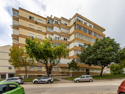 Oportunidade. Apartamento T3 remodelado, com varanda, localizado em zona central de Paivas