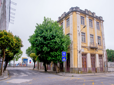 Prédio para reabilitar localizado na Avenida Saraiva de Carvalho, nº42, com vistas de rio no centro da cidade - Figueira da Foz