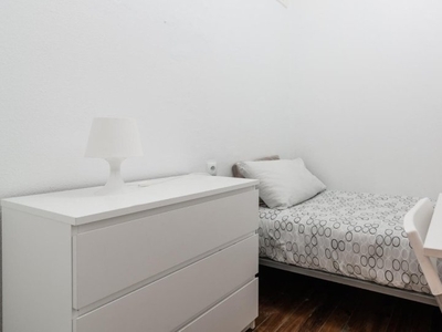 Aluga-se quarto em apartamento de 5 quartos no Areeiro, Lisboa.