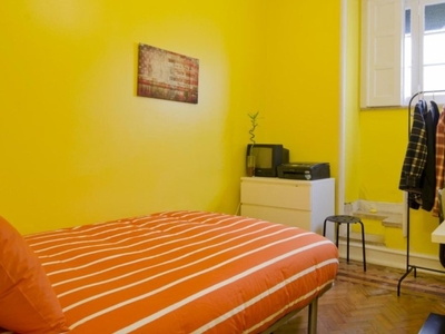 Aluga-se quarto em apartamento de 6 quartos na Graça, Lisboa