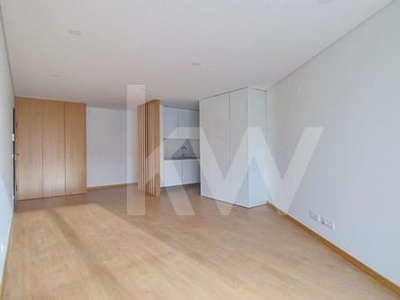 Apartamento T2 moderno com cozinha equipada e lugar de garagem no Bairro do Liceu, Aveiro