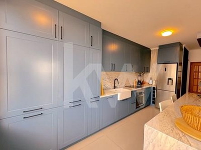 Apartamento T3 remodelado e mobilado com vista desafogada para o mar, varanda, garagem e arrecadação em São Domingos de Rana com 98 m2 para venda