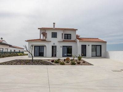 Moradia renovada com 4 quartos, garagem e terreno - Santa Barbara, Lourinhã