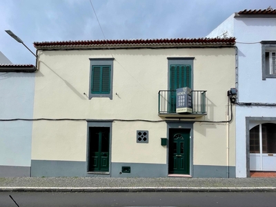 Moradia T3+1 com potencial para criar 2 apartamentos - Santa Cruz | Lagoa (Açores)