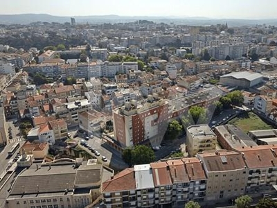 Apartamento T3 com Terraço, Elevador, 2 Lugares de Garagem e Arrumos junto à Constituição, no Porto