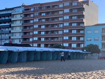 Apartamento T4 na 1ª Linha da Praia com Varanda e Terraço Privativo