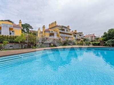 Charmosa Moradia inserida num Condomínio com Jardim e Piscina, Zona Nobre do Estoril